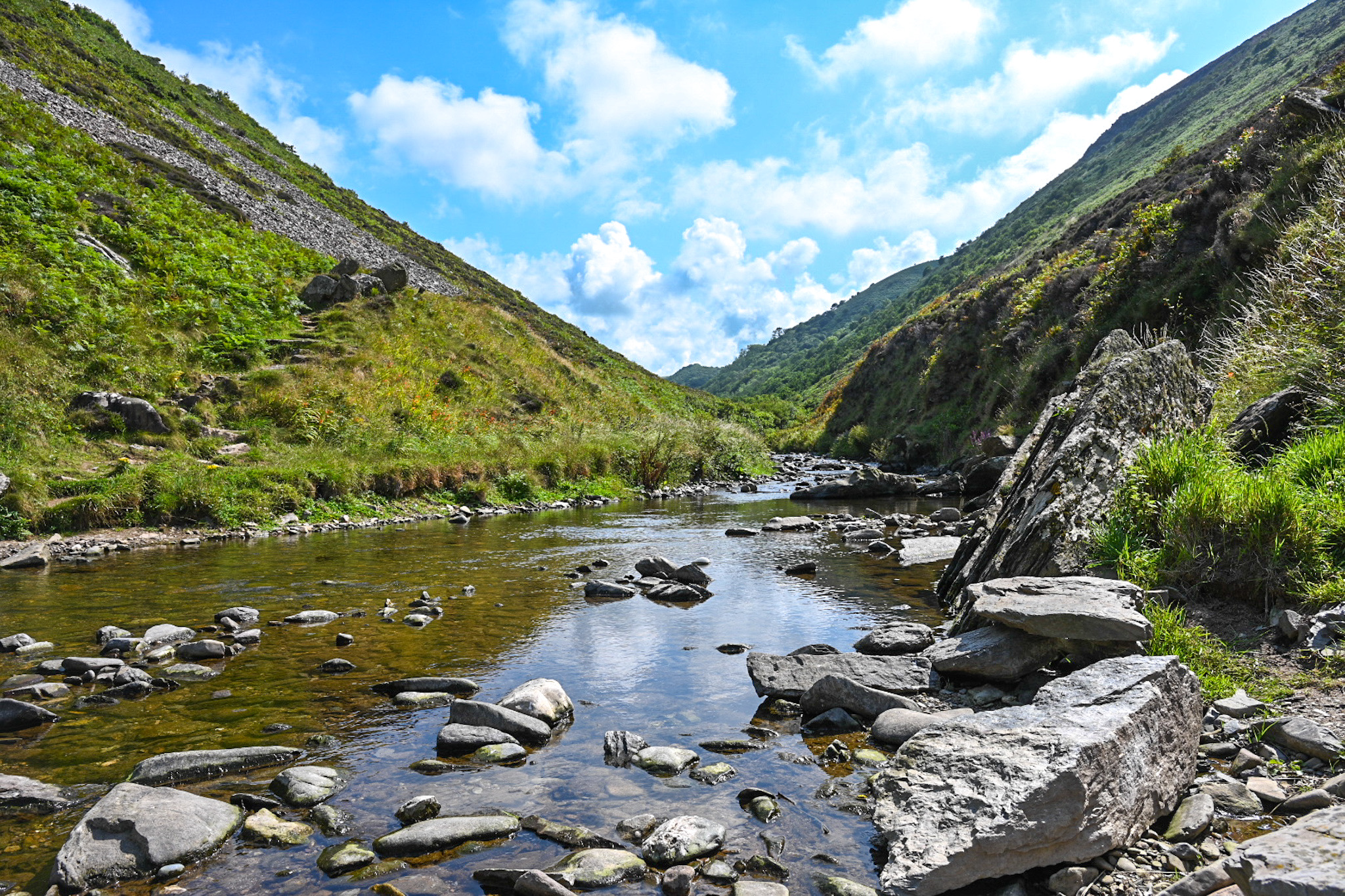 Kiezelstranden en steile hellingen